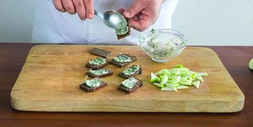 тартинки со скумбрией и яблоком