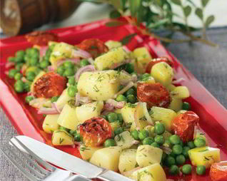 Теплая картофельная закуска с зеленым горошком, жареными томатами и укропом