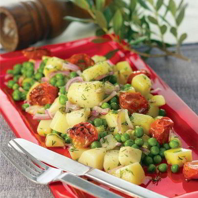 Теплая картофельная закуска с зеленым горошком, жареными томатами и укропом