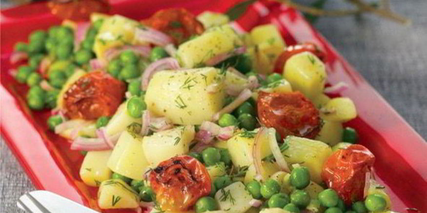 Рецепт теплой картофельной закуски с зеленым горошком, жареными томатами и укропом