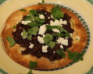 Тортилья с красной фасолью, козьим сыром и кинзой