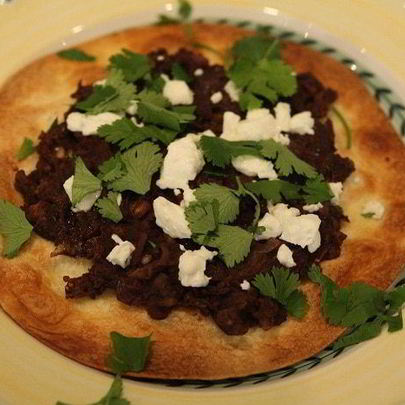 Тортилья с красной фасолью, козьим сыром и кинзой