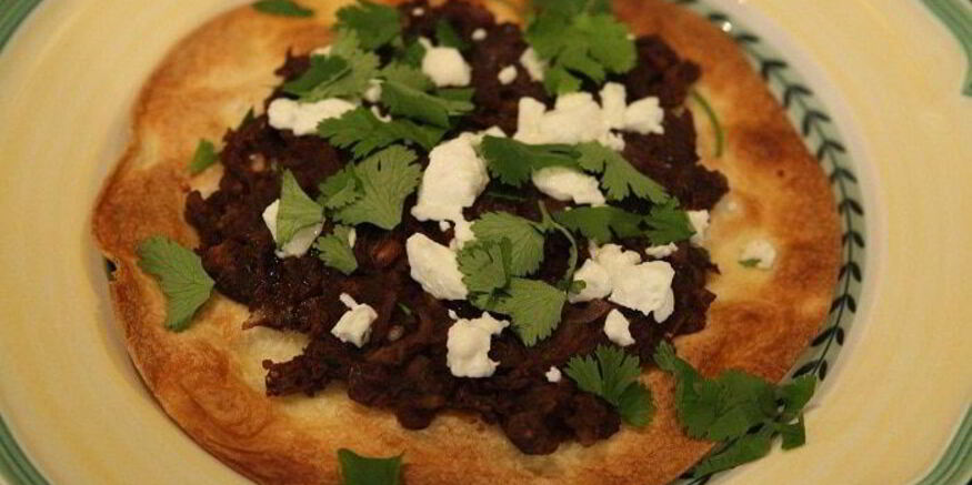 Рецепт тортильи с красной фасолью, козьим сыром и кинзой