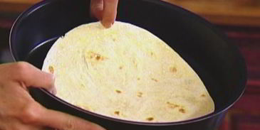 тортилья с красной фасолью, козьим сыром и кинзой