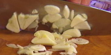 тортилья с красной фасолью, козьим сыром и кинзой