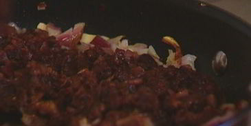 тортилья с красной фасолью, козьим сыром и кинзой