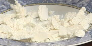 тортилья с красной фасолью, козьим сыром и кинзой