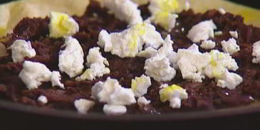 тортилья с красной фасолью, козьим сыром и кинзой