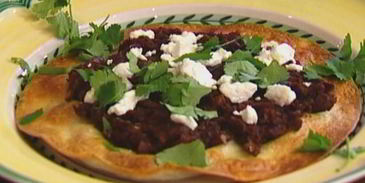 тортилья с красной фасолью, козьим сыром и кинзой