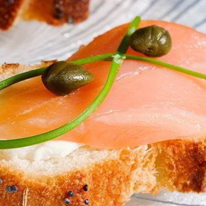 Копченый лосось с коньячно-тминным майонезом на тостах из французского хлеба