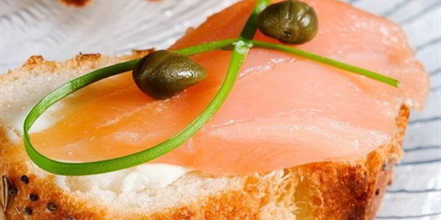 Рецепт копченого лосося с коньячно-тминным майонезом на тостах из французского хлеба