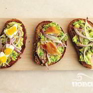 Рецепт Тостов с авокадо, луком и каперсами