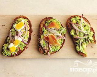Тосты с авокадо, луком и каперсами