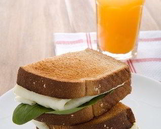 Тосты с белковым омлетом и шпинатом