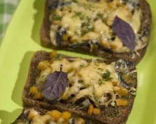 Тосты с грибами и тыквой