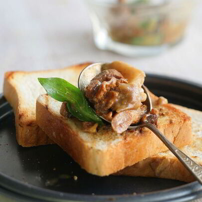 Тосты с грибным соусом