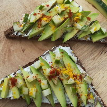 Тосты с каймаком и авокадо