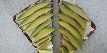 тосты с каймаком и авокадо