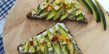 тосты с каймаком и авокадо