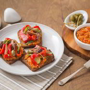 Рецепт Тостов с печеными перцами и анчоусами