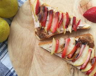 Тосты с рикоттой, грушей и клубникой