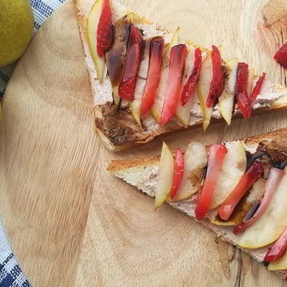 Тосты с рикоттой, грушей и клубникой