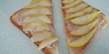 тосты с рикоттой, грушей и клубникой