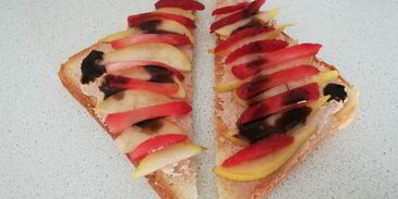 тосты с рикоттой, грушей и клубникой