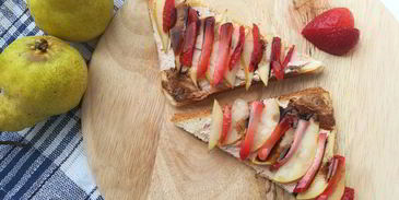 тосты с рикоттой, грушей и клубникой