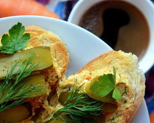 Тосты с творожно-овощной пастой