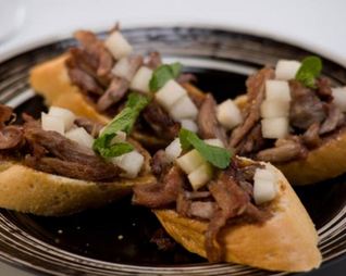 Тосты с уткой и грушей