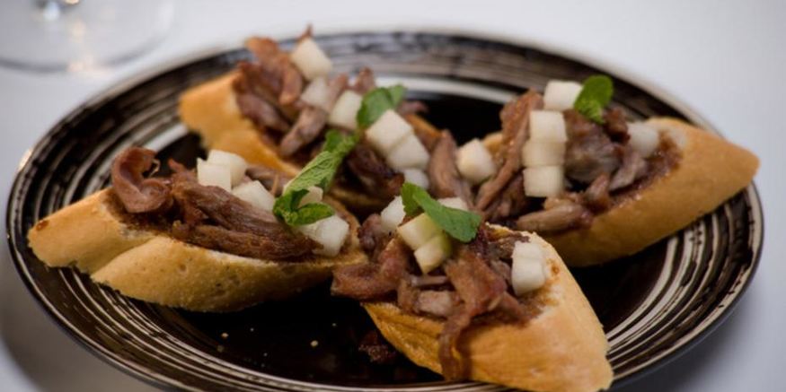 Рецепт тостов с уткой и грушей