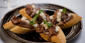 тосты с уткой и грушей