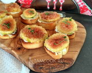 Тосты со сливочным сыром и свежим инжиром