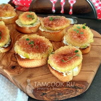 Тосты со сливочным сыром и свежим инжиром