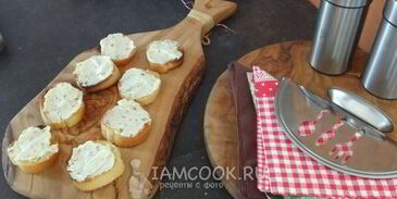 тосты со сливочным сыром и свежим инжиром