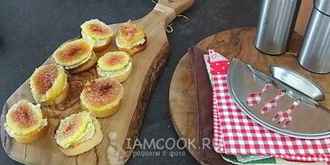 тосты со сливочным сыром и свежим инжиром