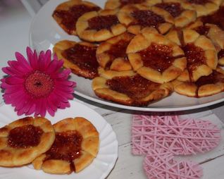 Творожные цветочки с вареньем