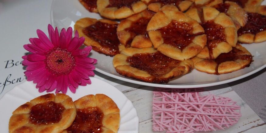 Рецепт творожных цветочков с вареньем