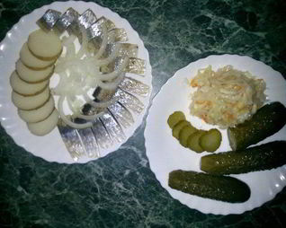 Вкусная закуска — сельдь с отварным картофелем