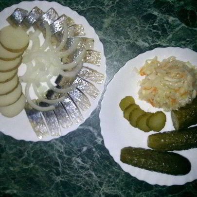 Вкусная закуска — сельдь с отварным картофелем