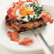 Рецепт Глазуньи с беконом на картофельно-яблочных лепешках