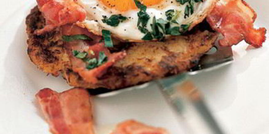 Рецепт глазуньи с беконом на картофельно-яблочных лепешках