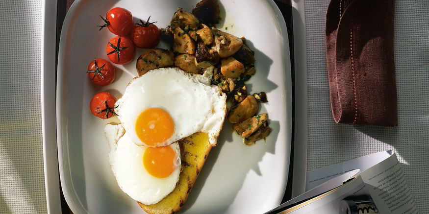 Рецепт глазуньи с белыми грибами и печеными помидорами