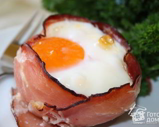 Глазунья с сыром и помидорами в беконе