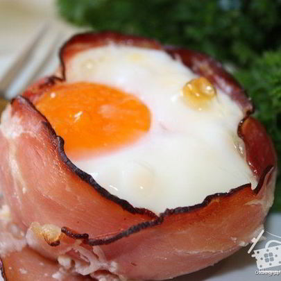 Глазунья с сыром и помидорами в беконе