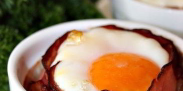 глазунья с сыром и помидорами в беконе