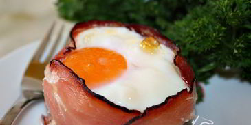 глазунья с сыром и помидорами в беконе