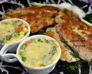 Куриная грудка и яичница в кокотнице