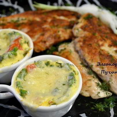 Куриная грудка и яичница в кокотнице